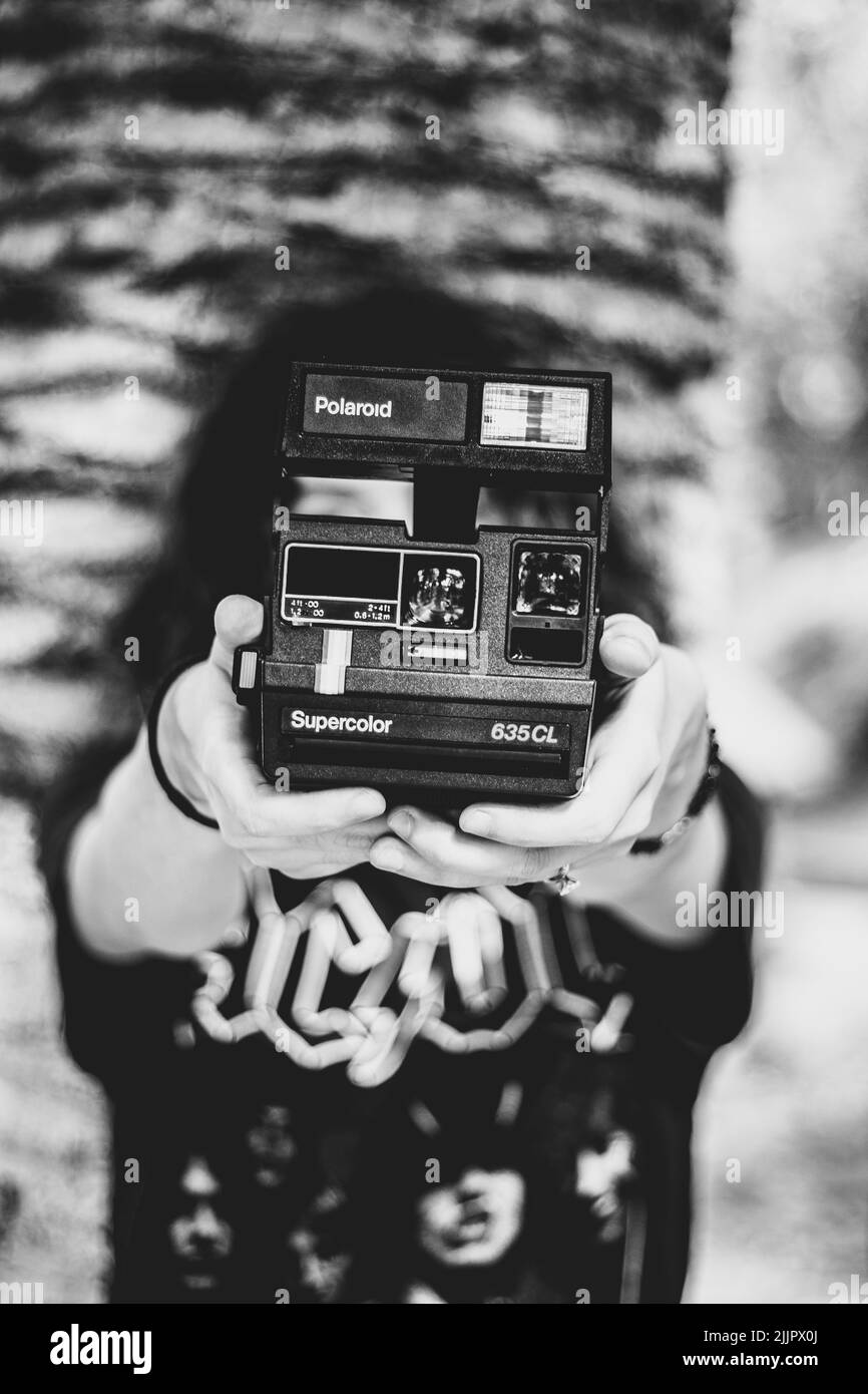 Polaroidkamera Schwarzweiß-Stockfotos und -bilder - Alamy
