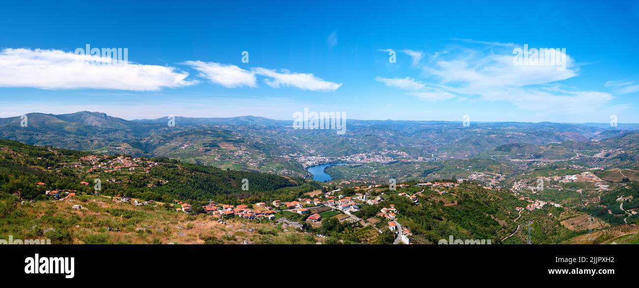 Eine Luftaufnahme des Douro-Flusstal in Peso da Regua mit der Stadt am Fluss, Portugal Stockfoto