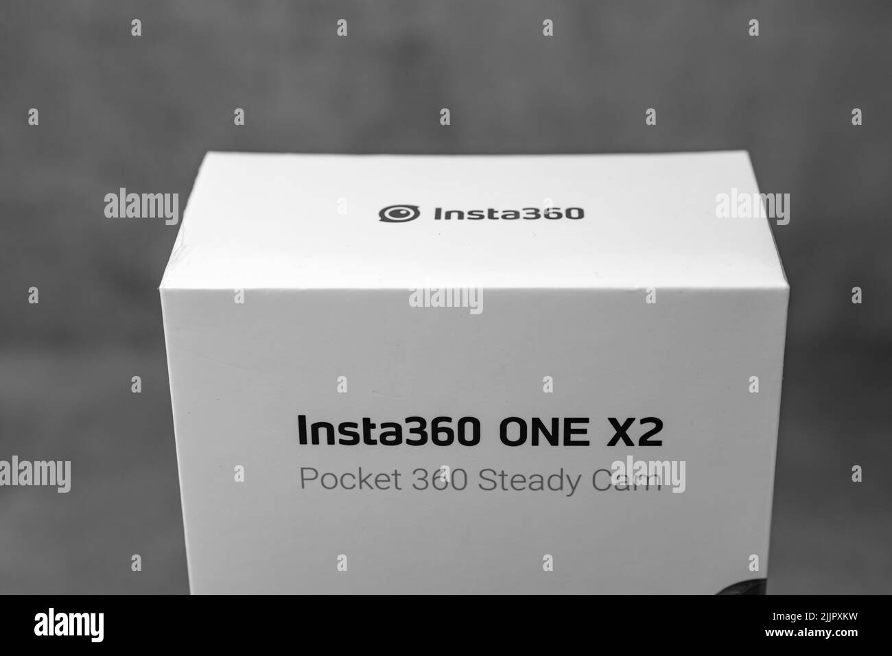 Oberer Teil der Insta360 neuen Paket-Kamera-Box vor einem modernen modernen stilvollen grauen Hintergrund. Stockfoto