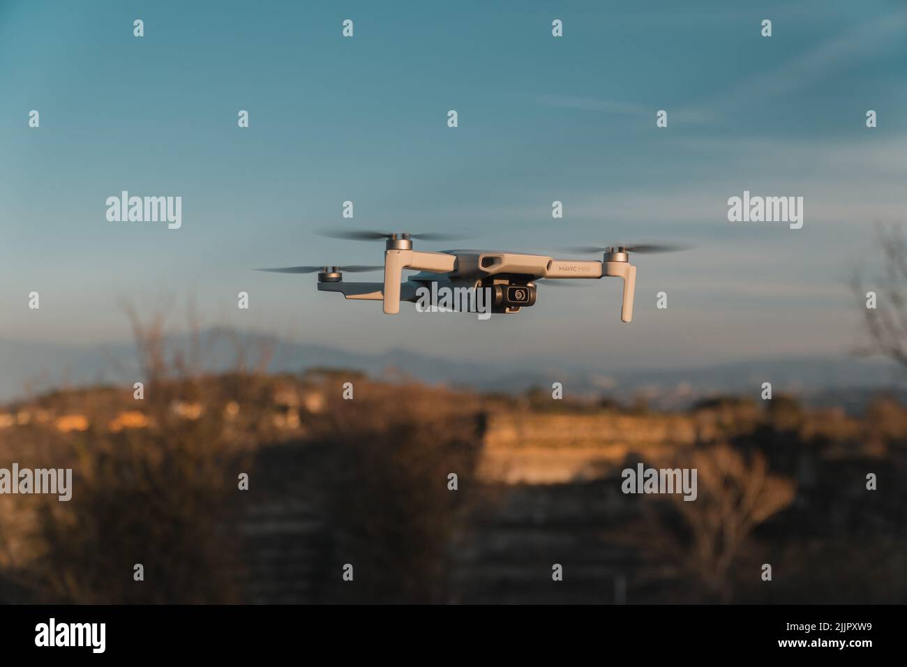 Eine große weiße Drohne im Schwebeflug Stockfoto