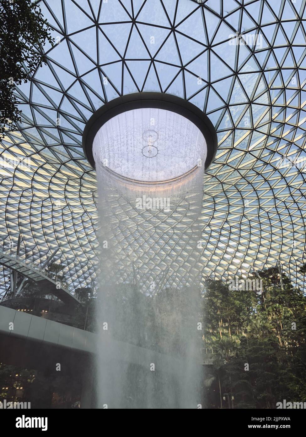 Eine vertikale Aufnahme des Springbrunnens und Gartens am Flughafen Singapur Changi Stockfoto