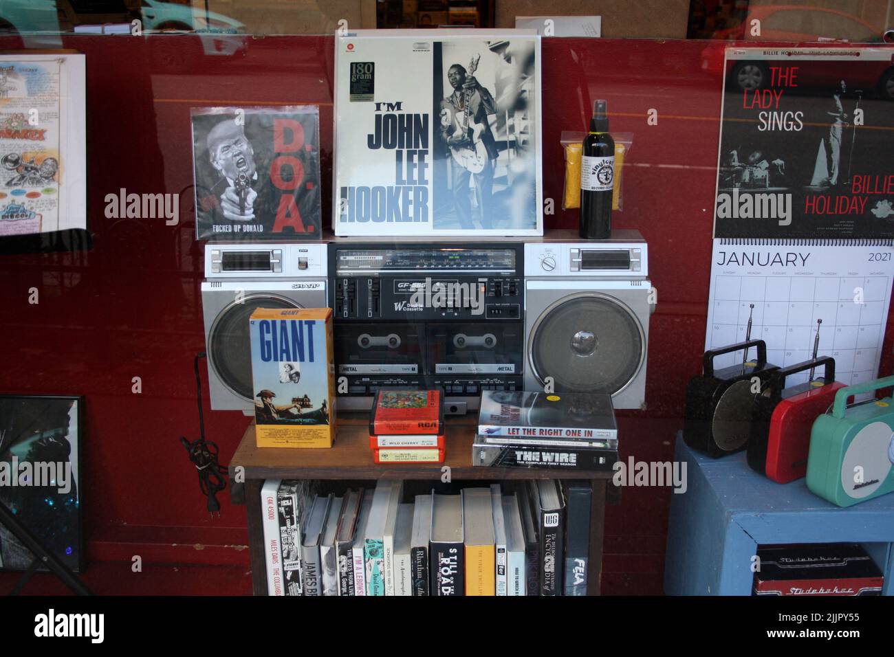 Ein alter Tonbandrekorder im Schaufenster in Vancouver, British Columbia, Kanada Stockfoto