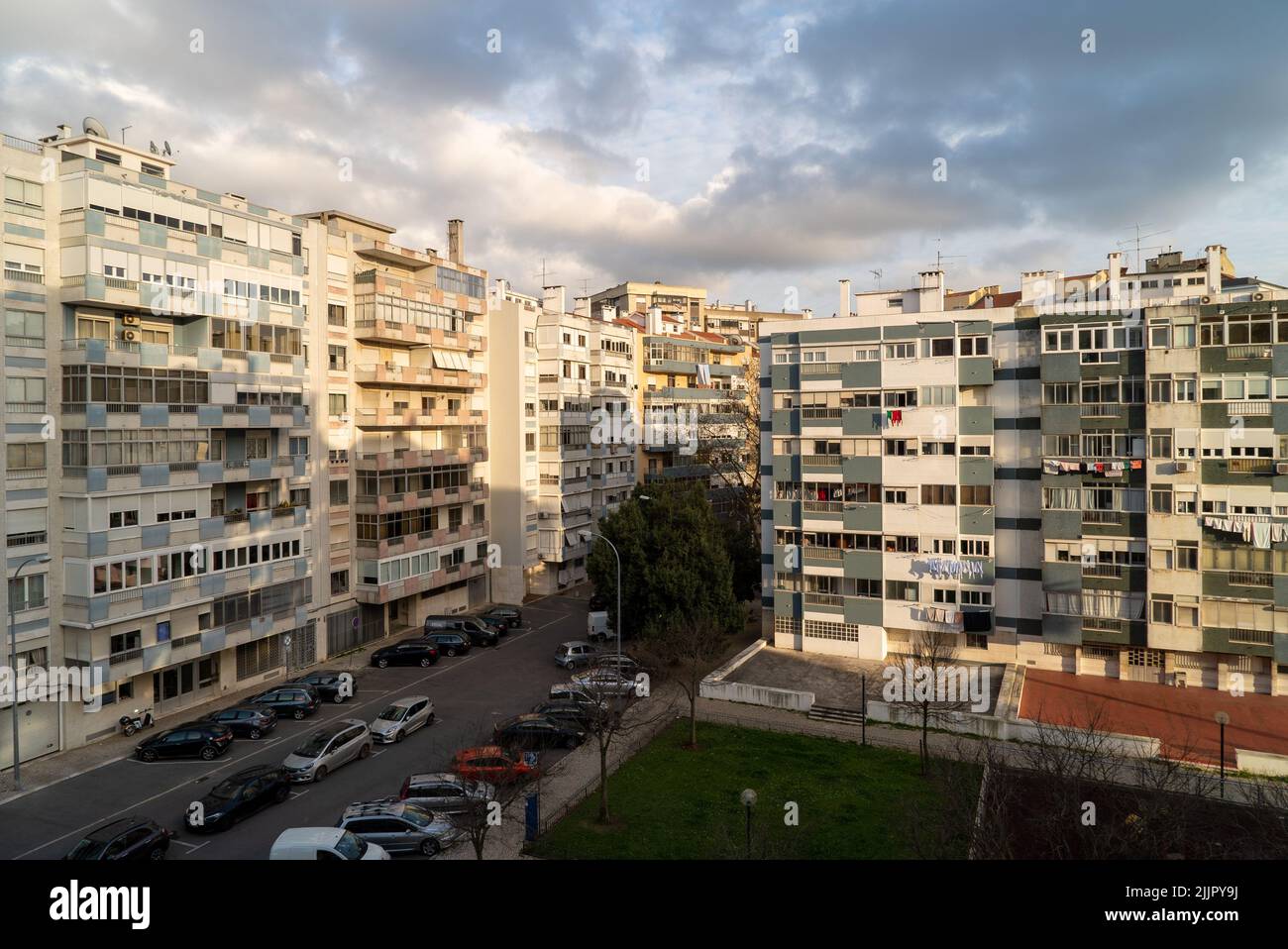Eine lange Exposition von Wohngebäuden gegen einen blauen bewölkten Himmel an einem sonnigen Tag, Lissabon, Portugal Stockfoto