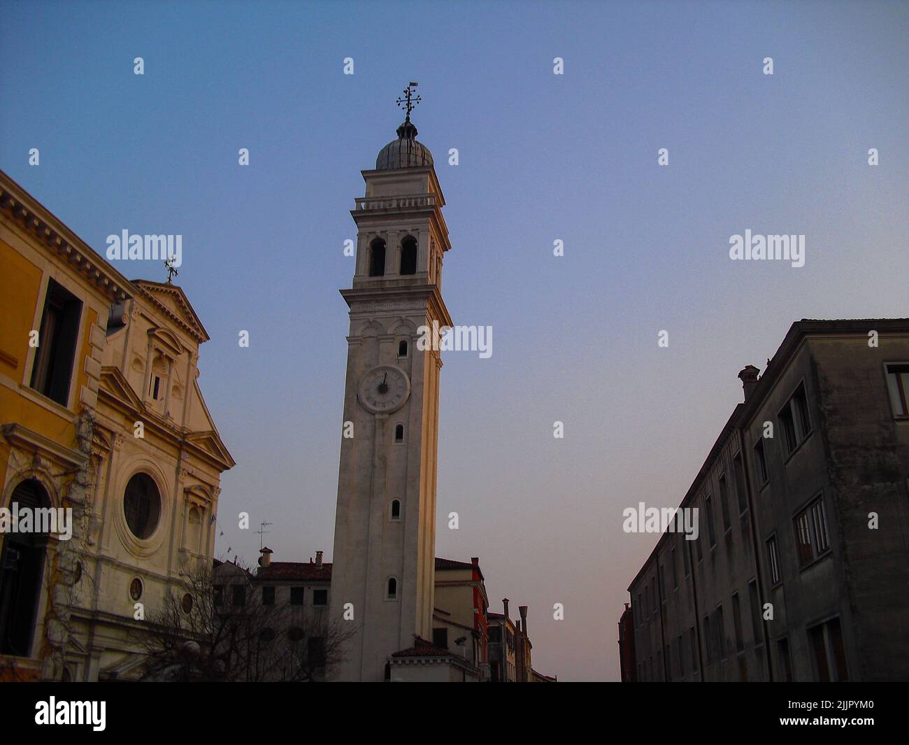 Blick auf die Kirche des heiligen Georg der Griechen unter blauem, strahlendem Himmel in Venedig Stockfoto