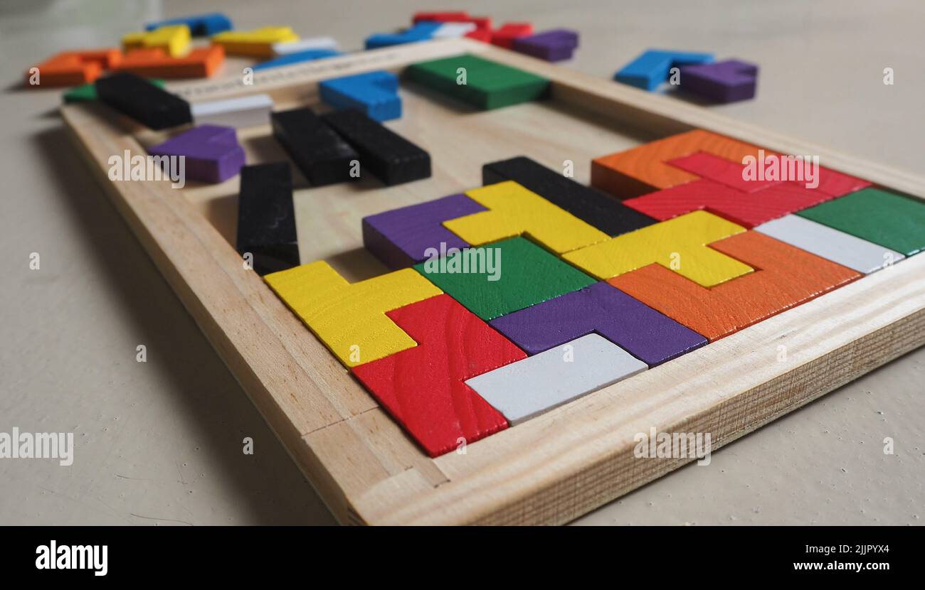 Eine Nahaufnahme eines hölzernen Tetris-Puzzles mit bunten Teilen, um Koordination und Fähigkeiten bei Kindern zu entwickeln Stockfoto