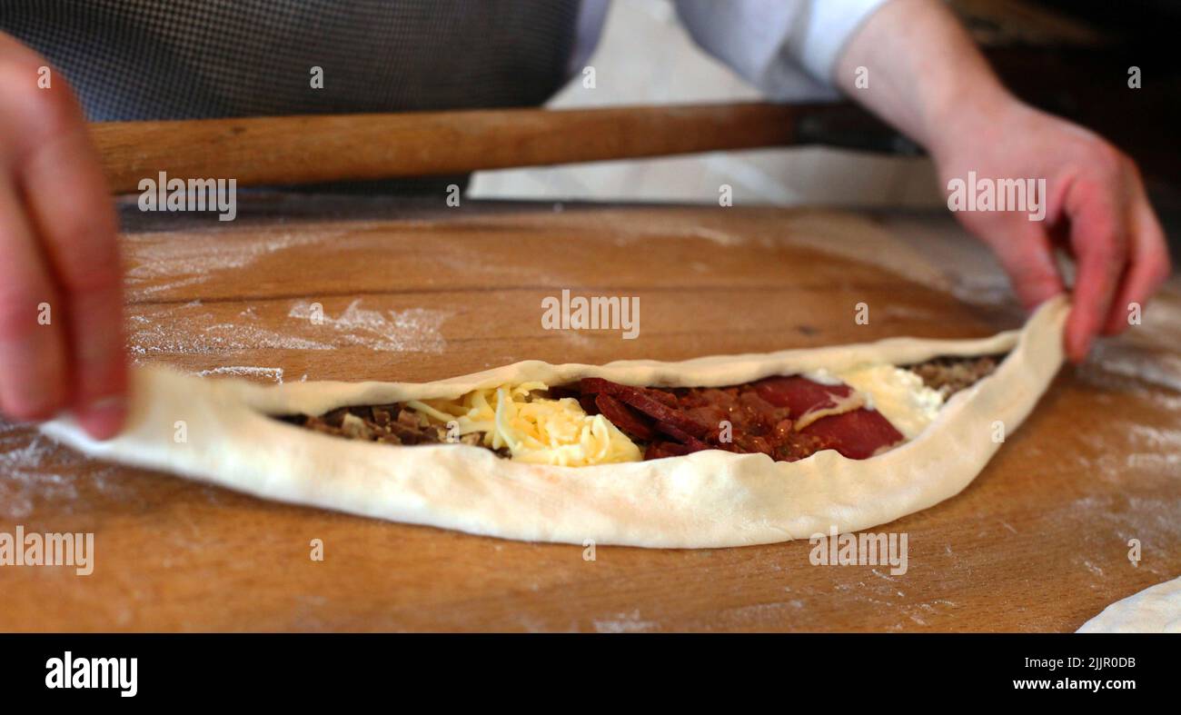 Koch bereitet gemischte Pita in der Küche zu. Stockfoto