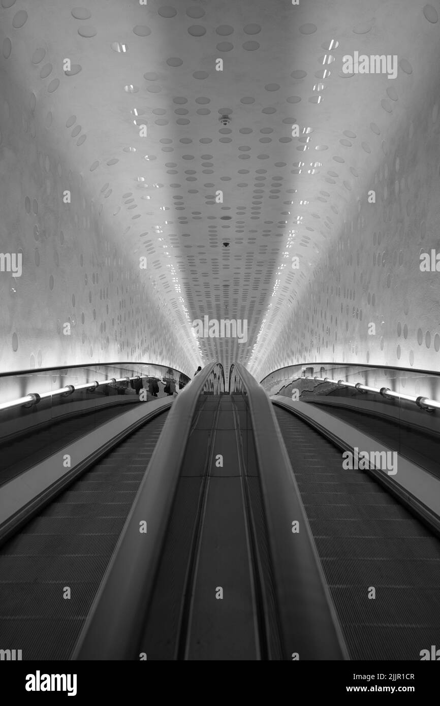 Eine schwarz-weiße Aufnahme einer grauen Rolltreppe ohne Personen in einer städtischen U-Bahn Stockfoto