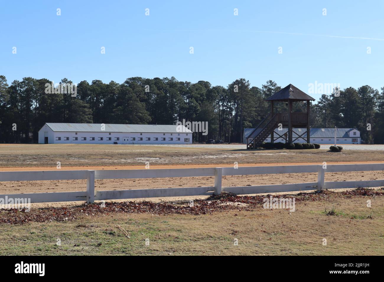 Außenansicht eines Stadions mit einem weißen Holzzaun in der Landschaft Stockfoto