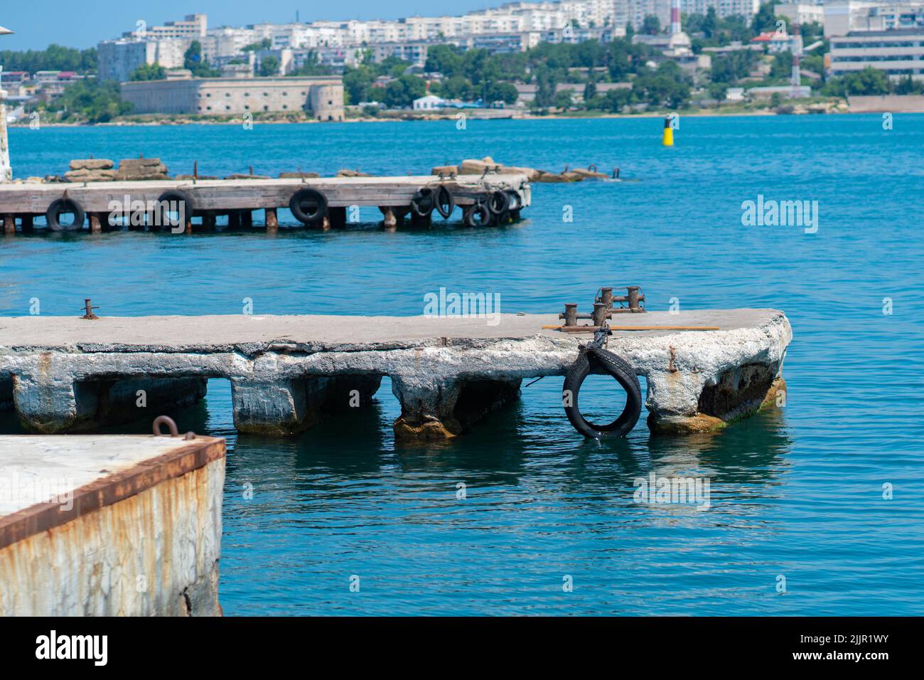 Rope Pier Meerwasser Reise Poller Marina Dock Hafen Kai, Konzept Schiff Erholung in landschaftlich für Eisen Moor, Schiff frei. Berühmte Schönheit schön, Stockfoto