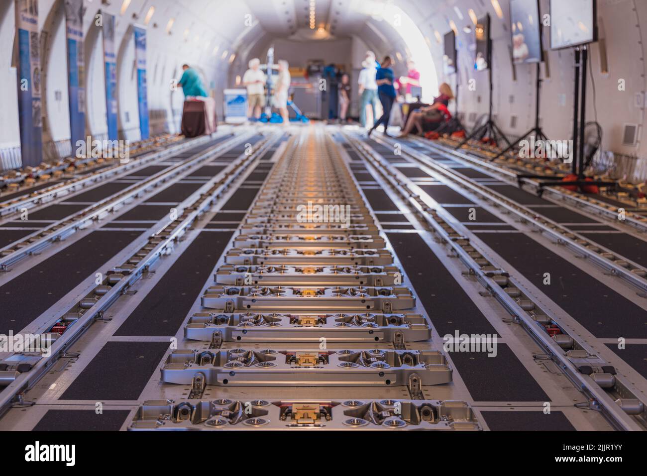 Eine Bodenschiene im Frachtbereich einer Boeing 747-8F Stockfoto