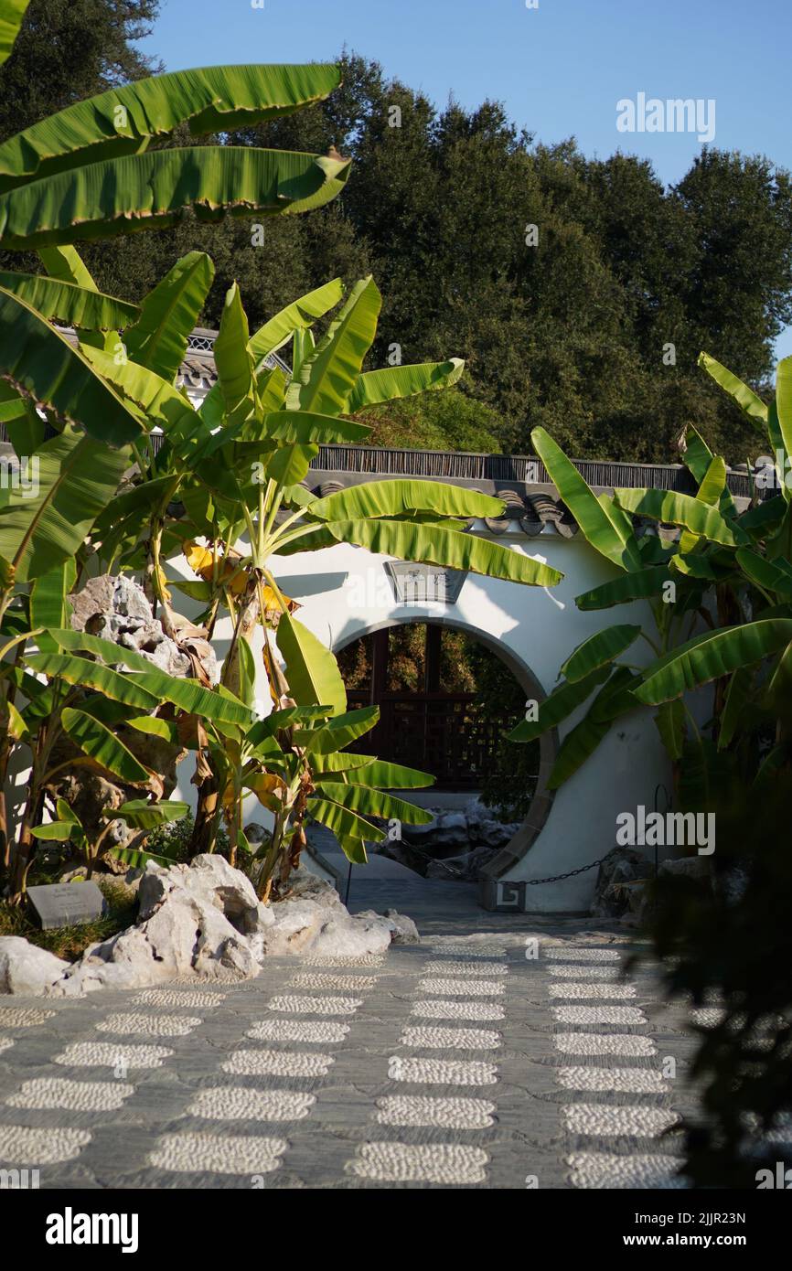 Eine vertikale Aufnahme eines Eingangs in den japanischen Garten Stockfoto