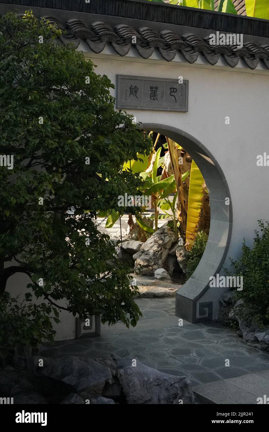 Eine vertikale Aufnahme eines Eingangs in den japanischen Garten Stockfoto