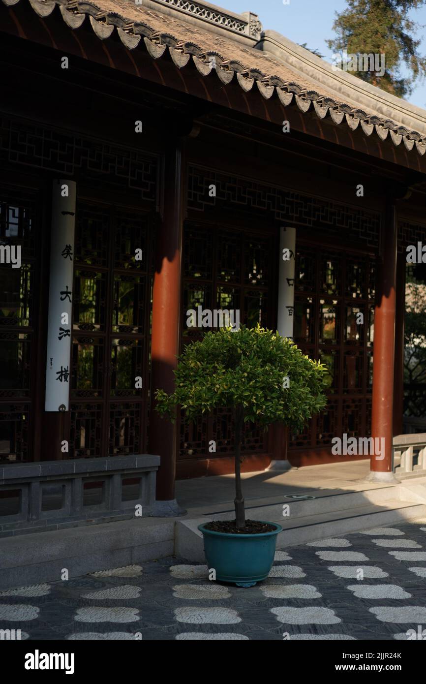 Eine vertikale Aufnahme eines schönen traditionellen Gebäudes in einem japanischen Garten Stockfoto