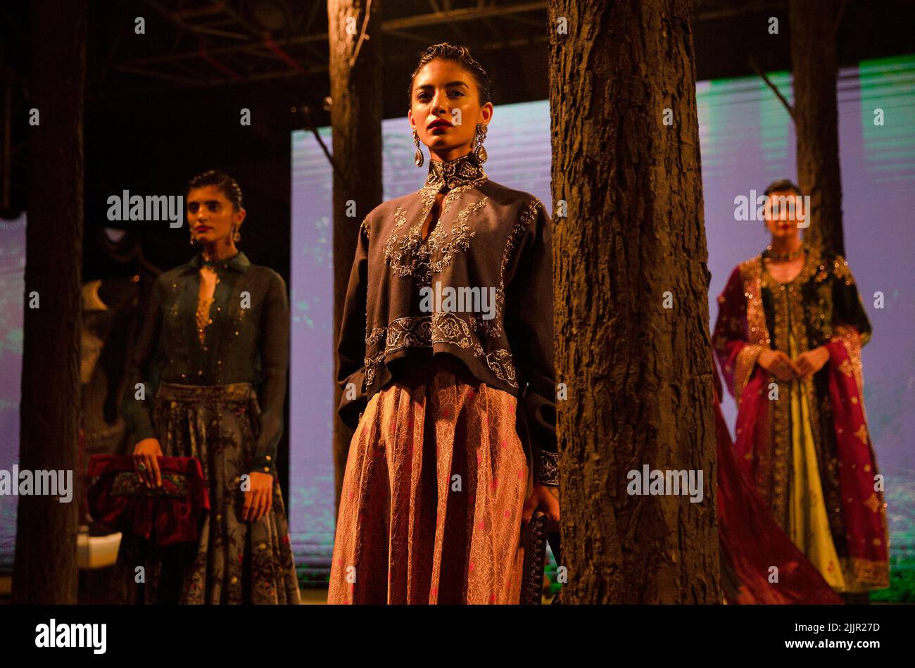 Neu-Delhi, Indien. 27.. Juli 2022. Models präsentieren Kreationen des indischen Designers Anju Modi während der FDCI India Couture Week in Neu-Delhi, Indien, 27. Juli 2022. Quelle: Javed Dar/Xinhua/Alamy Live News Stockfoto