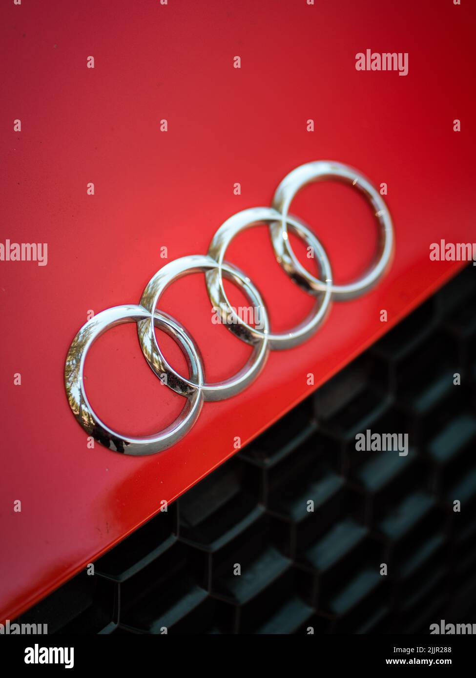 Eine vertikale Nahaufnahme des Audi Logos auf einem roten Audi TT in Los Angeles, Kalifornien, USA Stockfoto