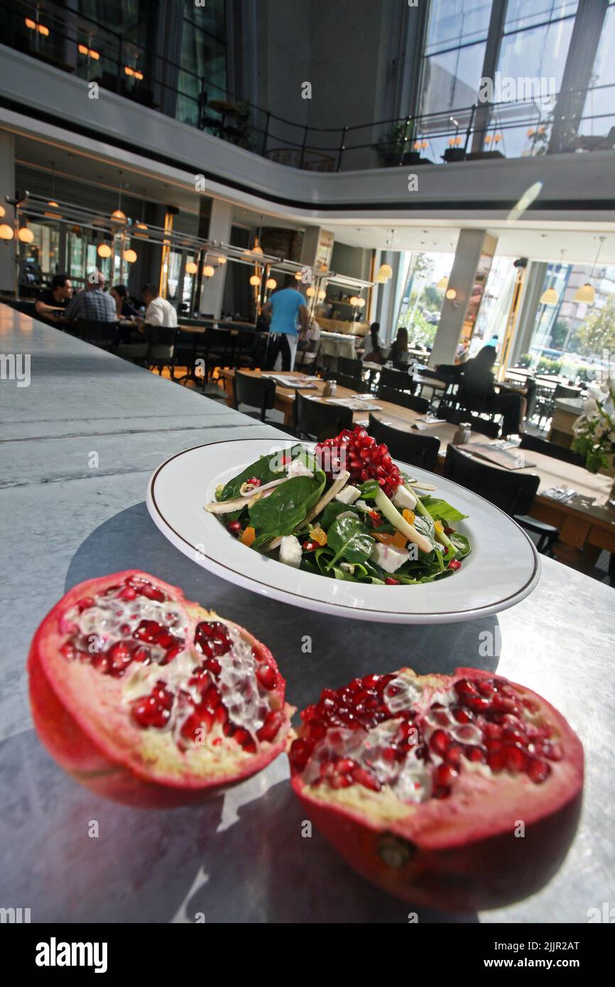 Granatapfelsalat mit Gemüse auf der Salatplatte. Stockfoto