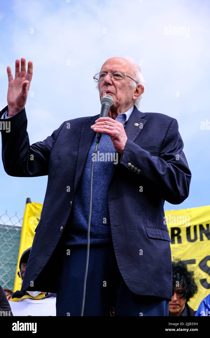 Bernie Sanders spricht am 24. 2022. April vor der Amazon Labour Union auf Staten Island Credit: Katie Godowski / MediaPunch Stockfoto