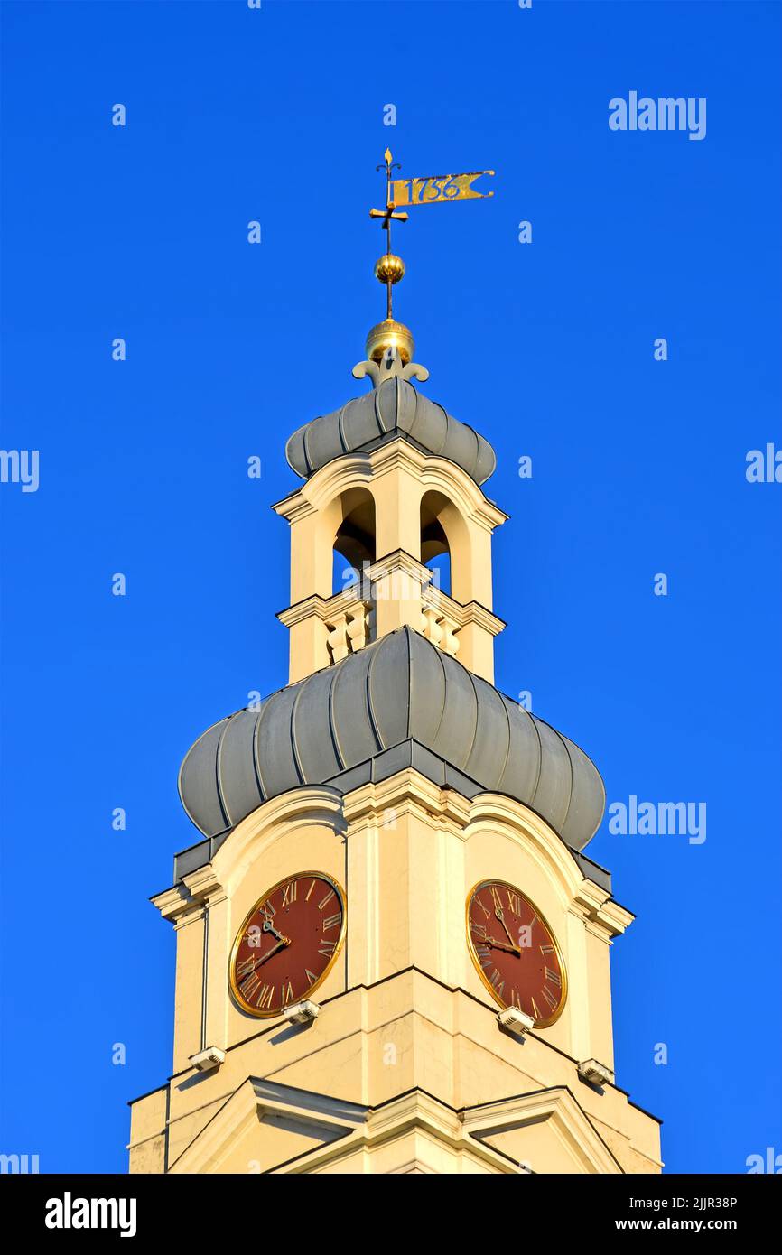 Heritage goldenen Turm aka Spile auf dem Dach des Gebäudes auf blauem Himmel an sonnigen Tag, Reise Vielfalt Stockfoto