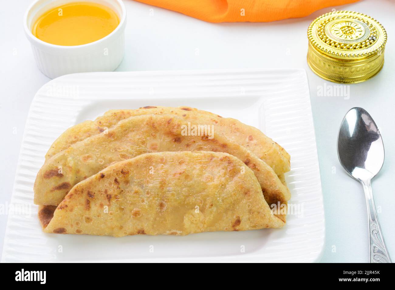 Puran Poli Traditionelles indisches Dessert-Fladenbrot, zubereitet mit Jaggery Stockfoto