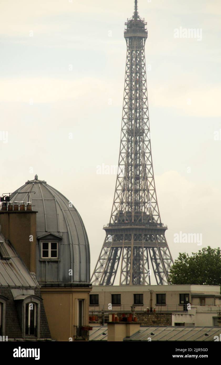 Eine vertikale Aufnahme des berühmten Eiffelturms in Paris, Frankreich Stockfoto