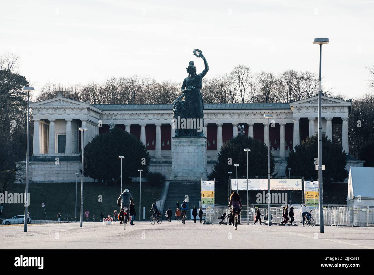 Eine schöne Aufnahme von Menschen rund um die Bavaria Statue in münchen, Deutschland gegen einen hellen Himmel Stockfoto