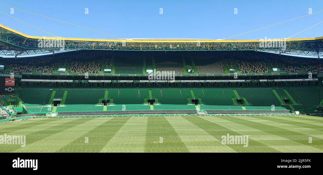 Das berühmte Jose Alvalade Stadion mit grünen Sitzen in Lissabon, Portugal unter blauem Himmel Stockfoto