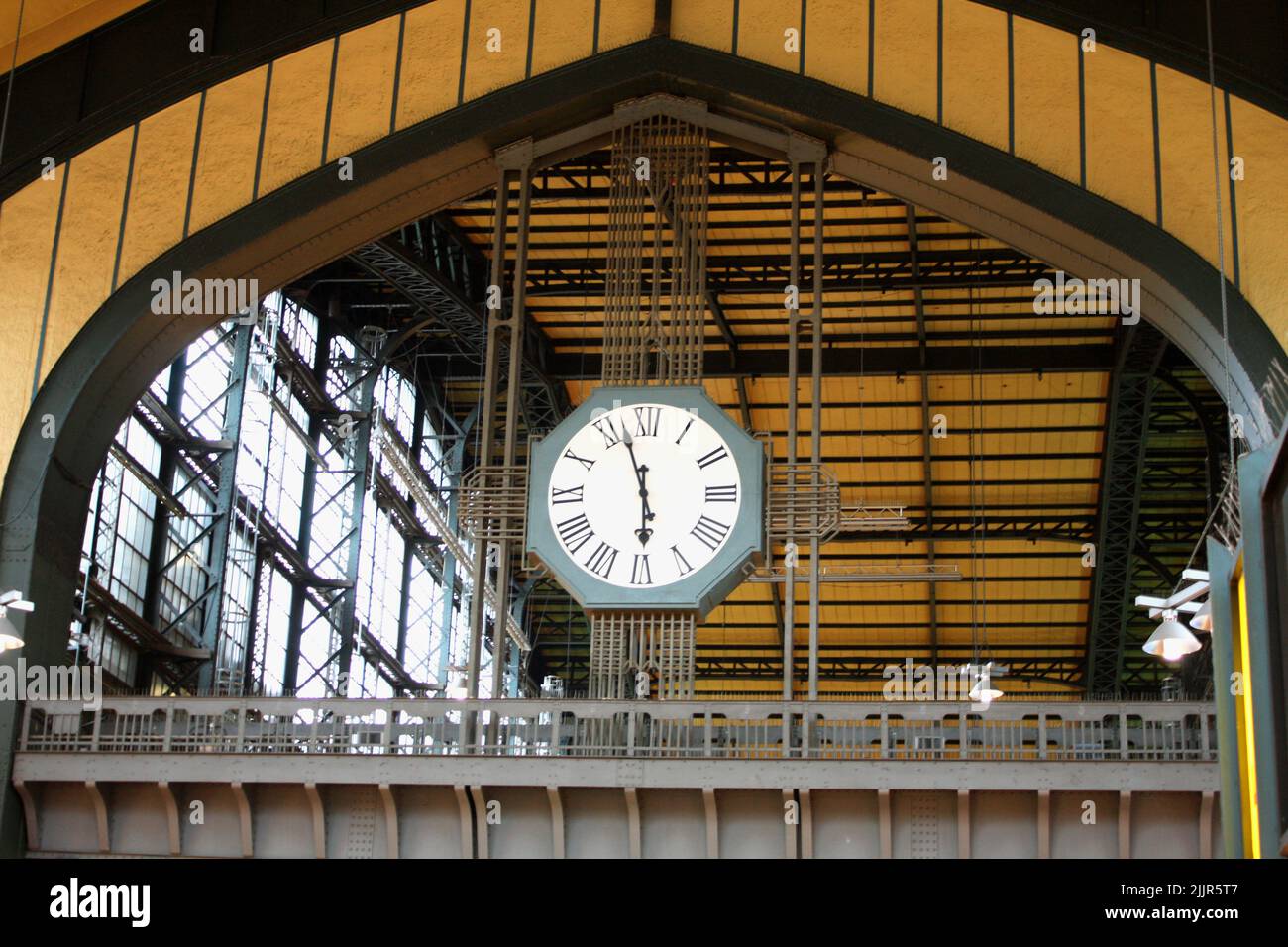 Uhr des Hamburger Hauptbahnhofs - Deutschland Stockfoto