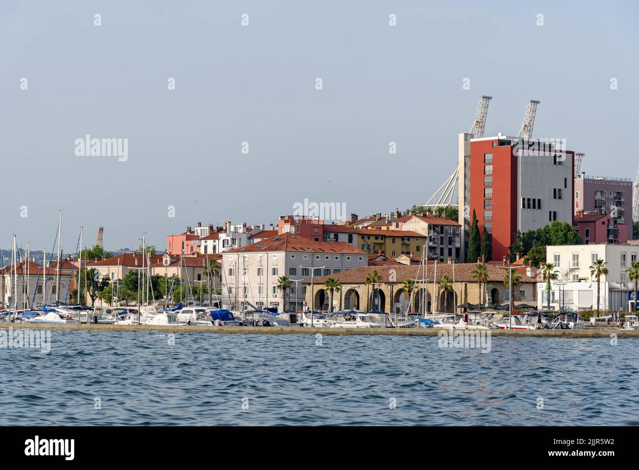 Die Segelboote vertäuten in der Marina in der Stadt Koper, Slowenien Stockfoto