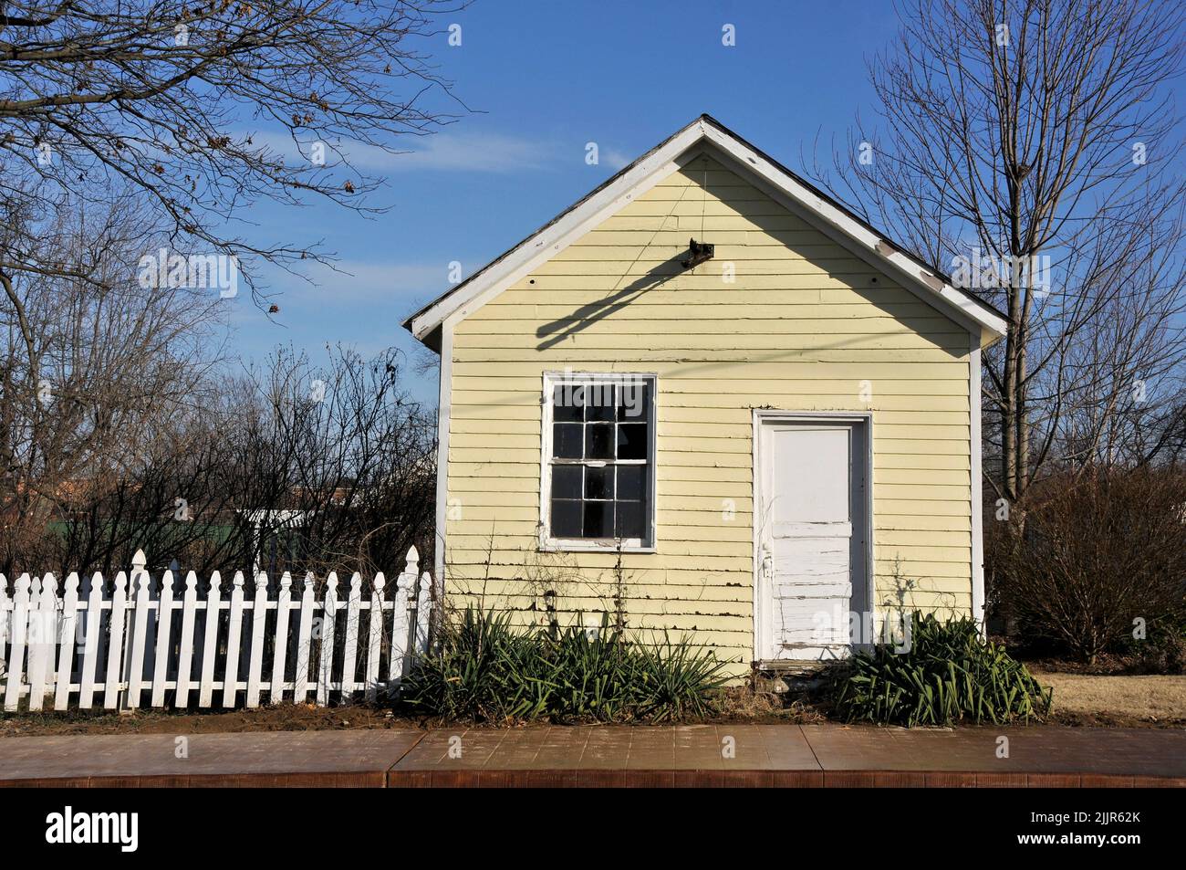 Ein winziges altes gelbes Haus in einer kleinen Stadt im mittleren Westen Stockfoto