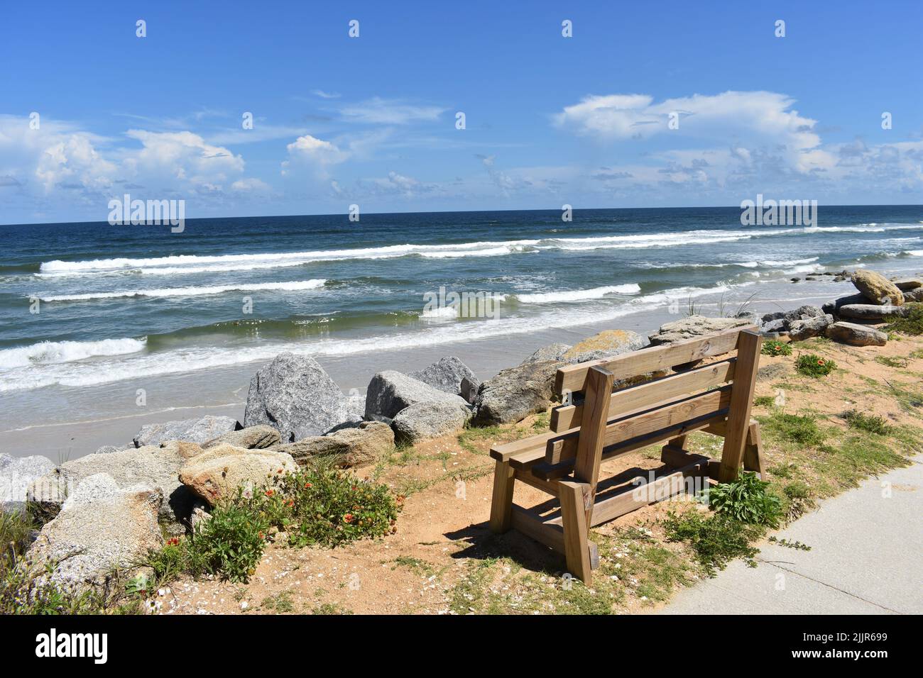 Eine Tageslichtaufnahme einer Bank mit Meerblick in Marineland Florida. Stockfoto