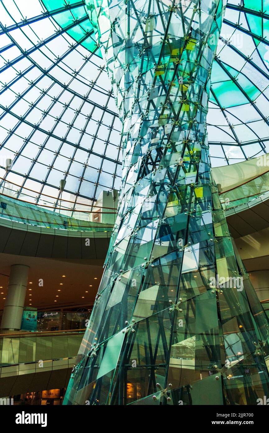 Dubai, VAE - 07.16.2022 - Aufnahme einer futuristischen Glasinstallation im Einkaufszentrum Wafi Stockfoto