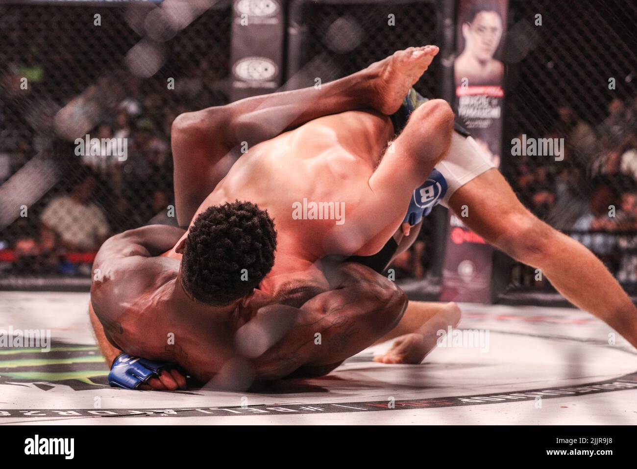 Lorenz Larkin versucht bei Bellator 283 eine Guillotine auf Mukhamed Berkhamov. In der ersten Runde wurde ein No Contest aufgrund eines vorsätzlichen illegalen Ellenbogens rulliert Stockfoto