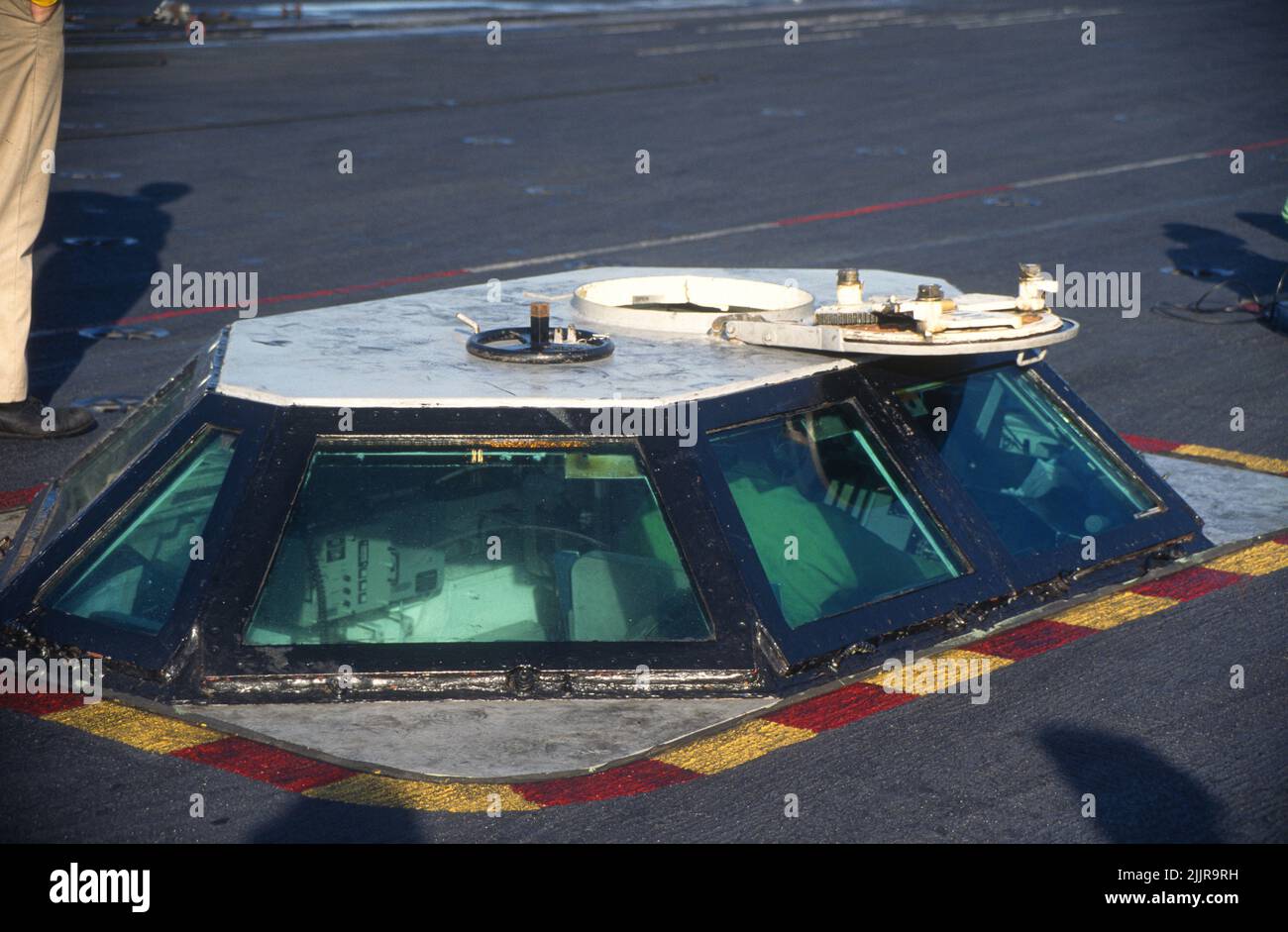 Katapult Control Station, AKA Bubble, auf einem US-amerikanischen Flugzeugträger Stockfoto