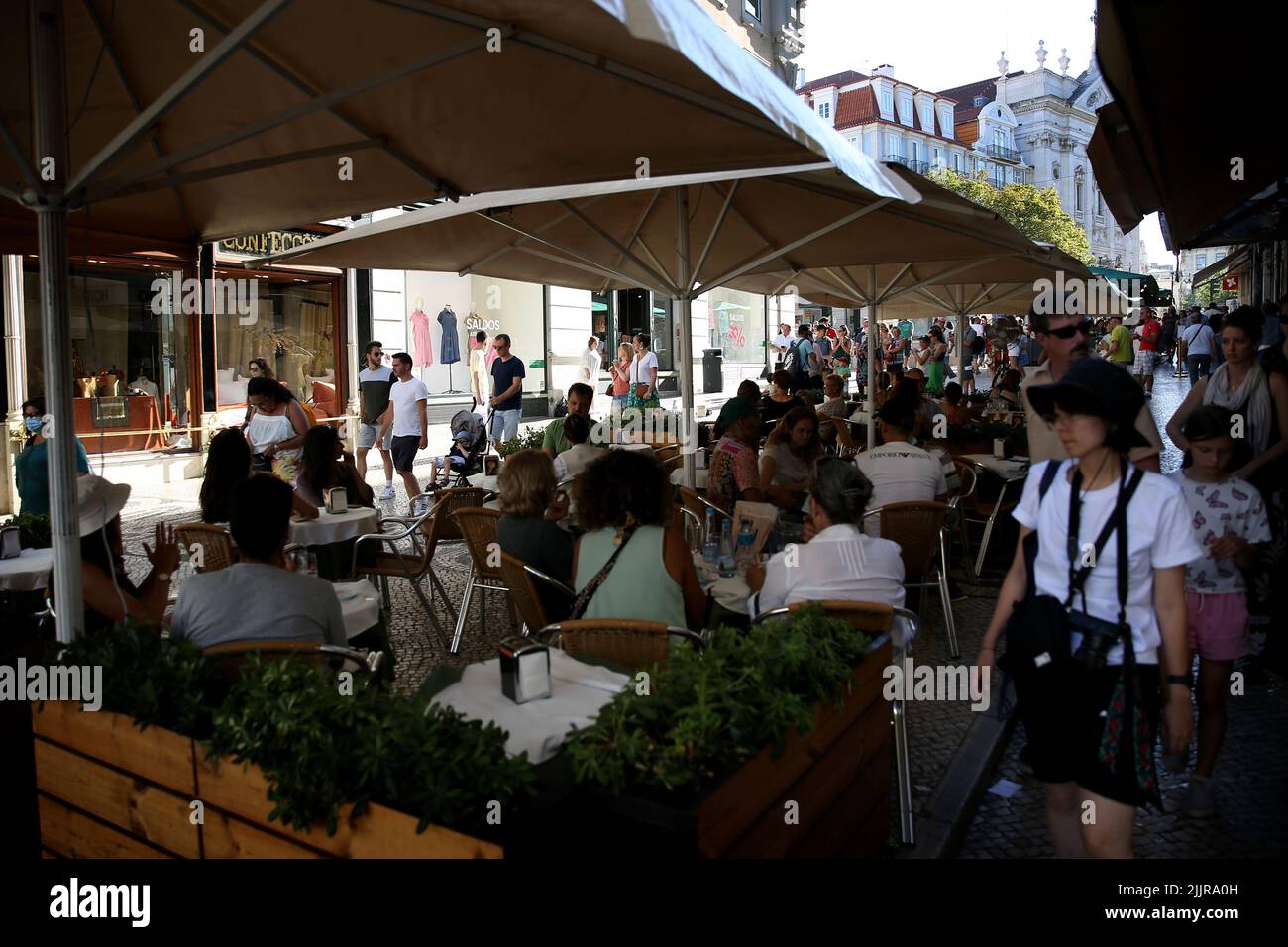 Lissabon, Portugal. 27.. Juli 2022. Touristen werden in der Innenstadt von Lissabon, Portugal, gesehen, 27. Juli 2022. Quelle: Pedro Fiuza/Xinhua/Alamy Live News Stockfoto