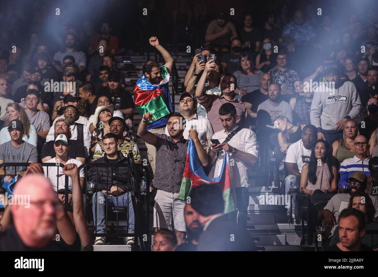 Die Fans reagieren auf Tofiq Musayevs Sieg über Sidney Outlaw, indem sie in der ersten Runde ihres Kampfes gegen Bellator 283 von der Emerald Queen aus ausschlagen Stockfoto