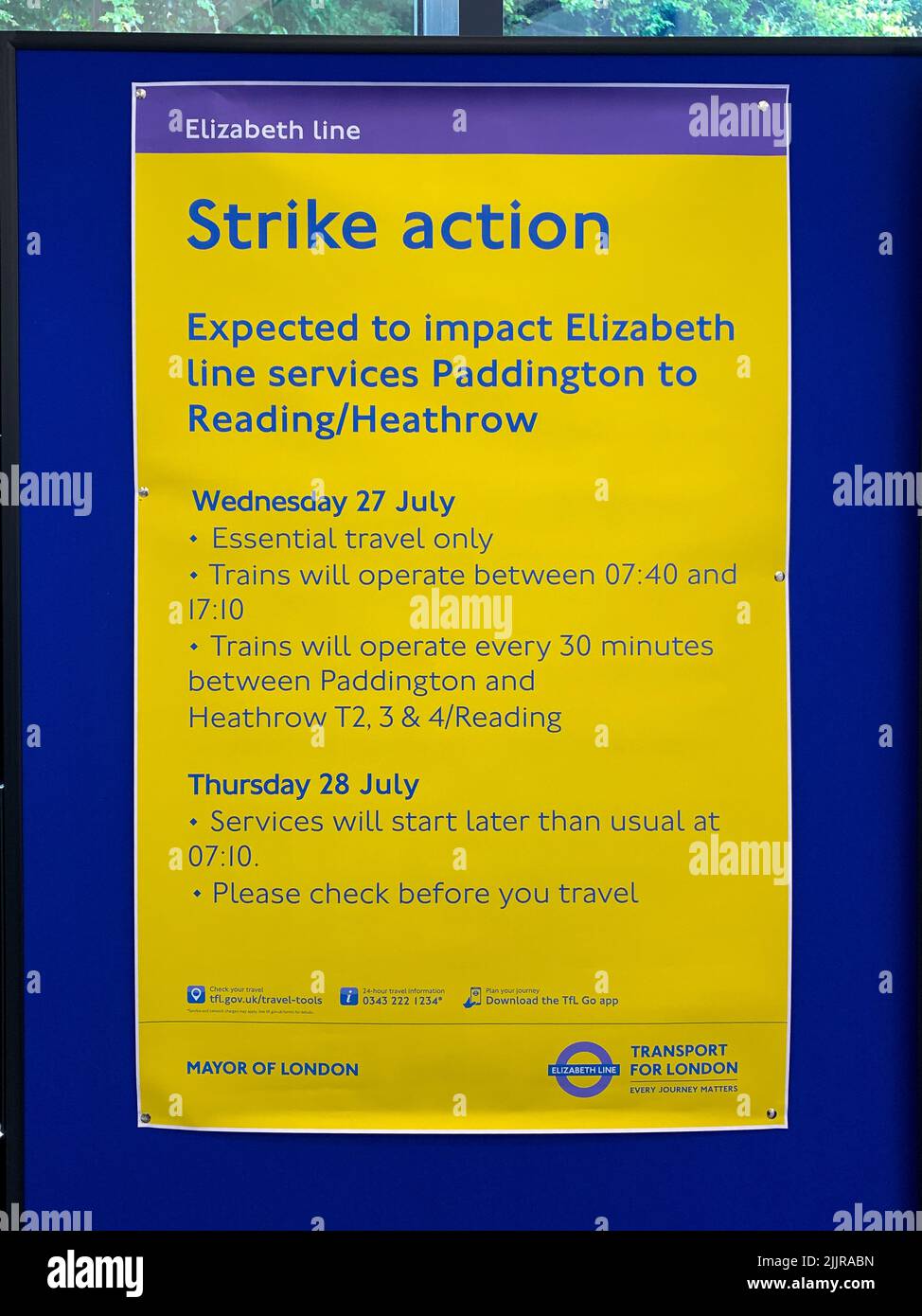 Burnham, Slough, berkshire, Großbritannien. 26.. Juli 2022. Schilder am Bahnhof Burnham informieren die Passagiere über einen weiteren bevorstehenden Eisenbahnstreik. Weitere nationale Eisenbahnstreiks sind für den 27.. Juli 2022 und den 13.. August 2022 geplant. Quelle: Maureen McLean/Alamy Stockfoto