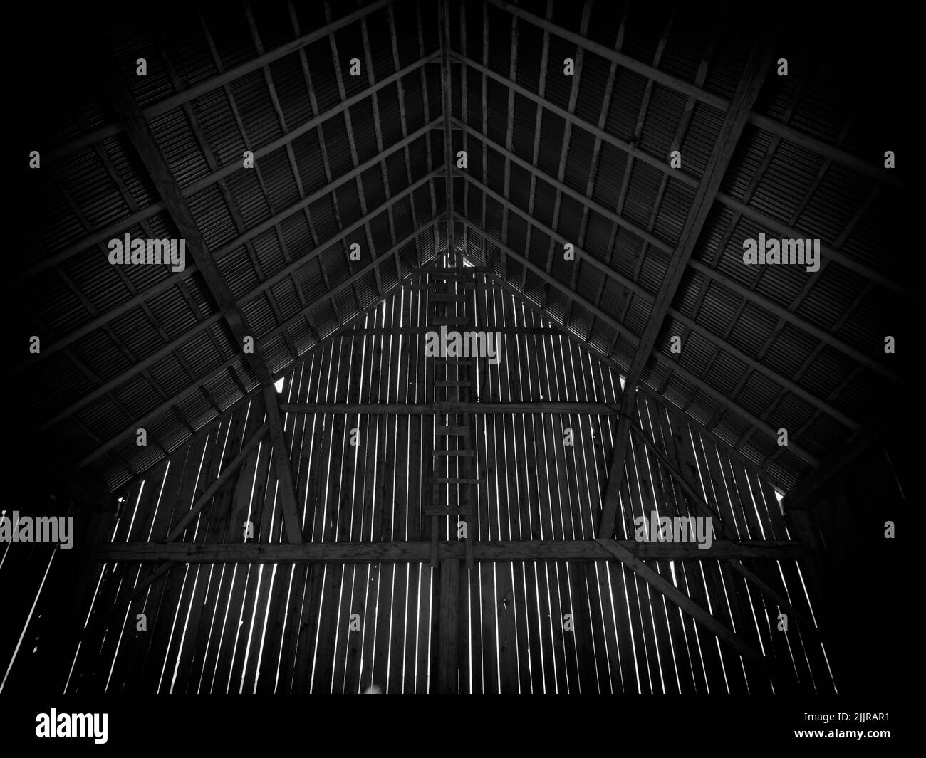 Eine Holztreppe, die zur Decke eines Gebäudes führt Stockfoto