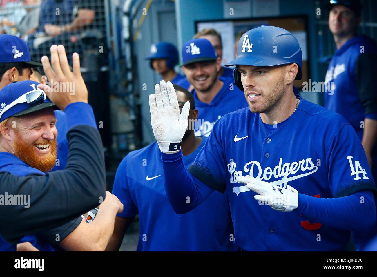 Los Angeles Dodgers erster Basemänner Freddie Freeman (5), der am Samstag, den 23. Juli 2022, in Los Angeles am siebten Inning eines MLB-Baseballspiels gegen die San Francisco Giants einen Hit geschlagen hatte. Die Dodgers besiegten die Giants mit 4:2. (Kevin Terrell/Image of Sport) Stockfoto