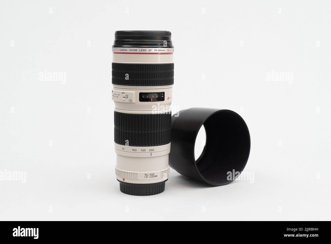 Ein EF 70-200mm F4 L IS USM Canon Zoomobjektiv, isoliert auf weißem Hintergrund Stockfoto