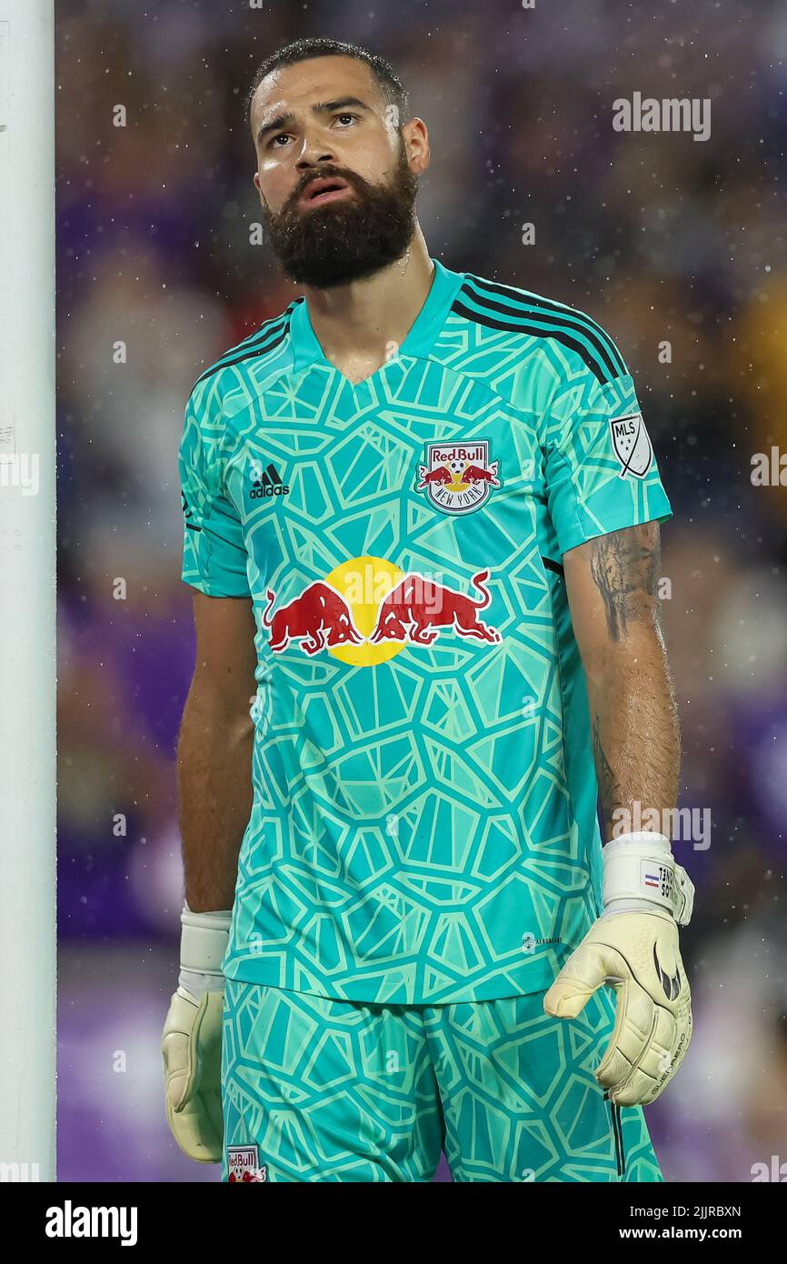 27. Juli 2022: Der New Yorker Torwart der Red Bulls CARLOS MIGUEL CORONEL (1) reagiert, nachdem er beim Halbfinale des Orlando City SC gegen New York Red Bulls Lamar Hunt U.S. Open Cup am 27. Juli 2022 im Exploria Stadium in Orlando, FL, getroffen wurde. (Bild: © Cory Knowlton/ZUMA Press Wire) Stockfoto