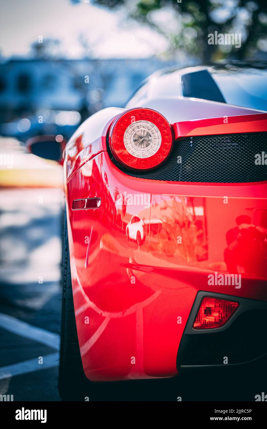 Eine vertikale Nahaufnahme eines roten Ferrari-Rücklichts Stockfoto
