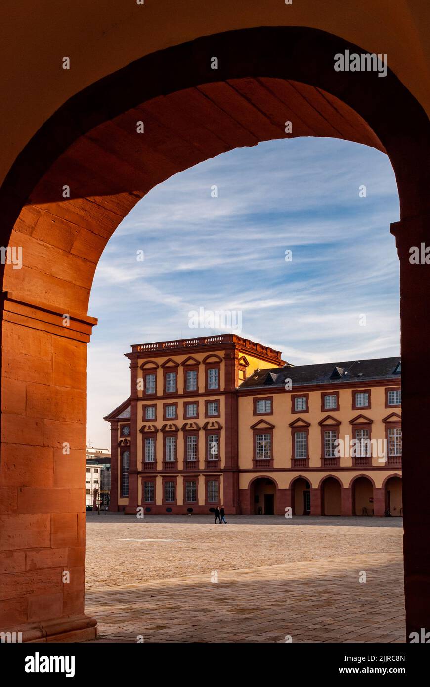 Ein schöner Blick auf das Mannheimer Barockschloss durch den Bogen an einem sonnigen Tag in Deutschland Stockfoto