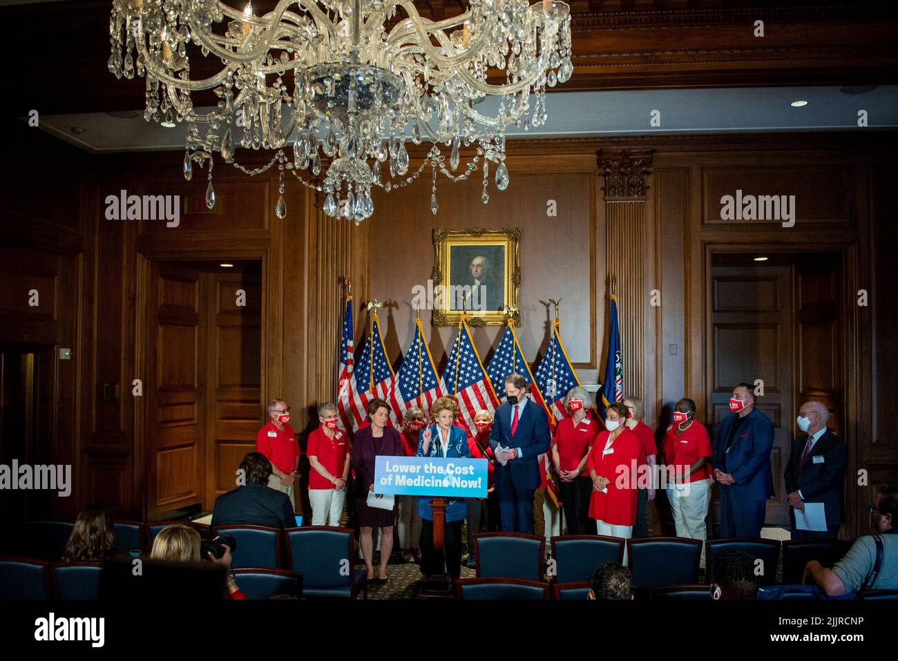 Die Senatorin der Vereinigten Staaten, Debbie Stabenow (Demokratin von Michigan), hält während der Pressekonferenz am 27. Juli 2022 im US-Kapitol in Washington, DC, USA, eine Rede über das Gesetz über verschreibungspflichtige Medikamente, um das Medicare-Programm zu stärken, die Kosten für Familien erheblich zu senken und Drogenunternehmen mit schlechten Schauspielern zu bestrafen. Foto von Rod Lampey/CNP/ABACAPRESS.COM Stockfoto