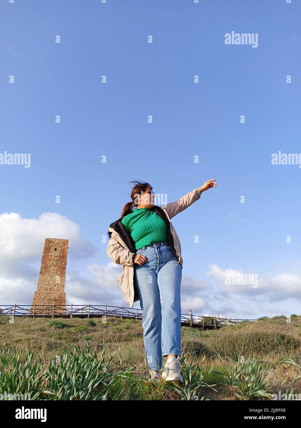Eine vertikale Aufnahme einer jungen hispanischen Frau, die in der Natur posiert Stockfoto