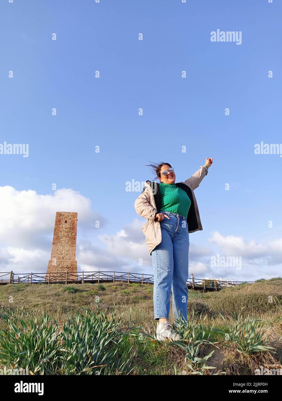 Eine vertikale Aufnahme einer jungen hispanischen Frau, die in der Natur posiert Stockfoto