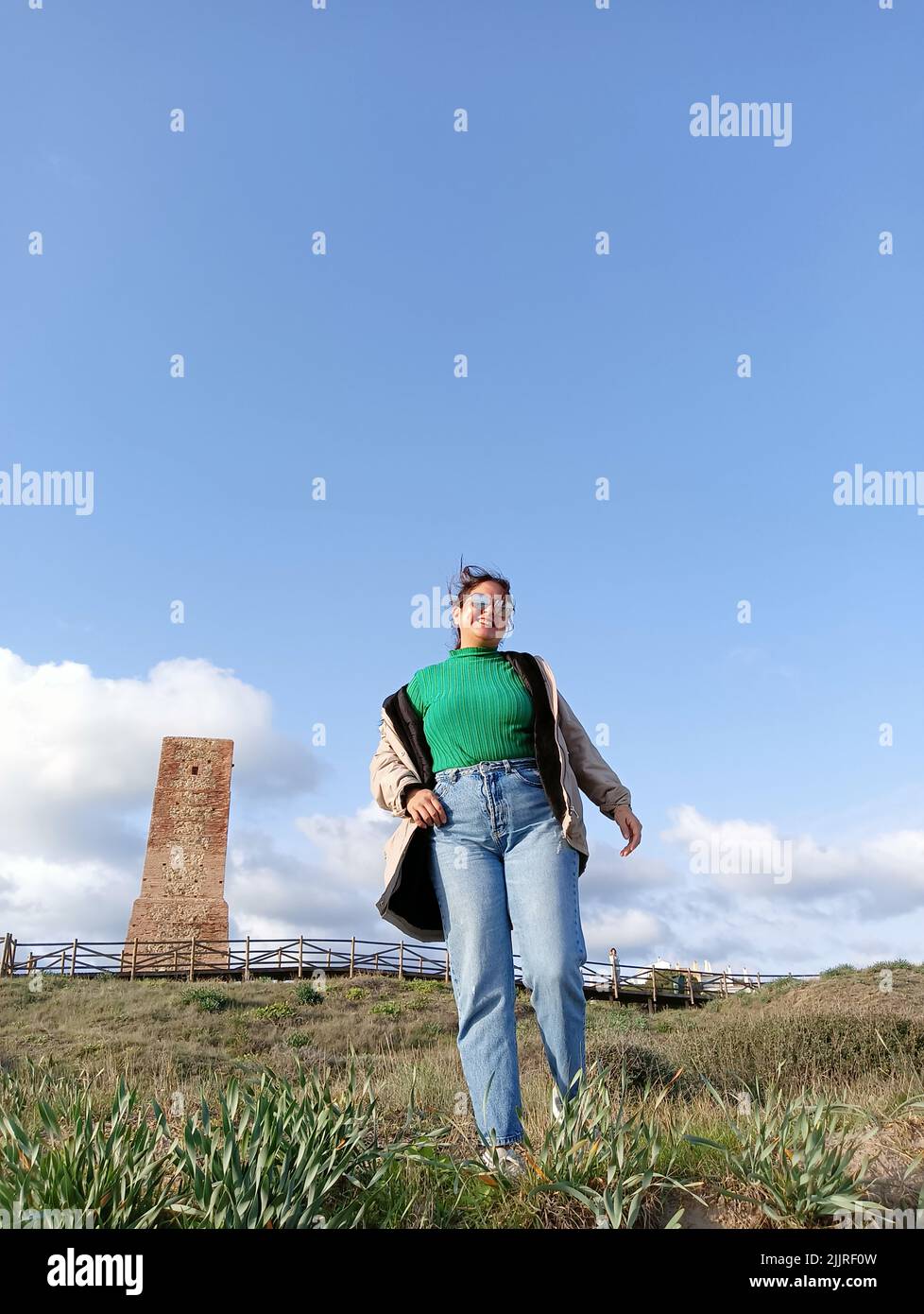 Eine vertikale Aufnahme einer jungen hispanischen Frau, die in der Natur posiert Stockfoto