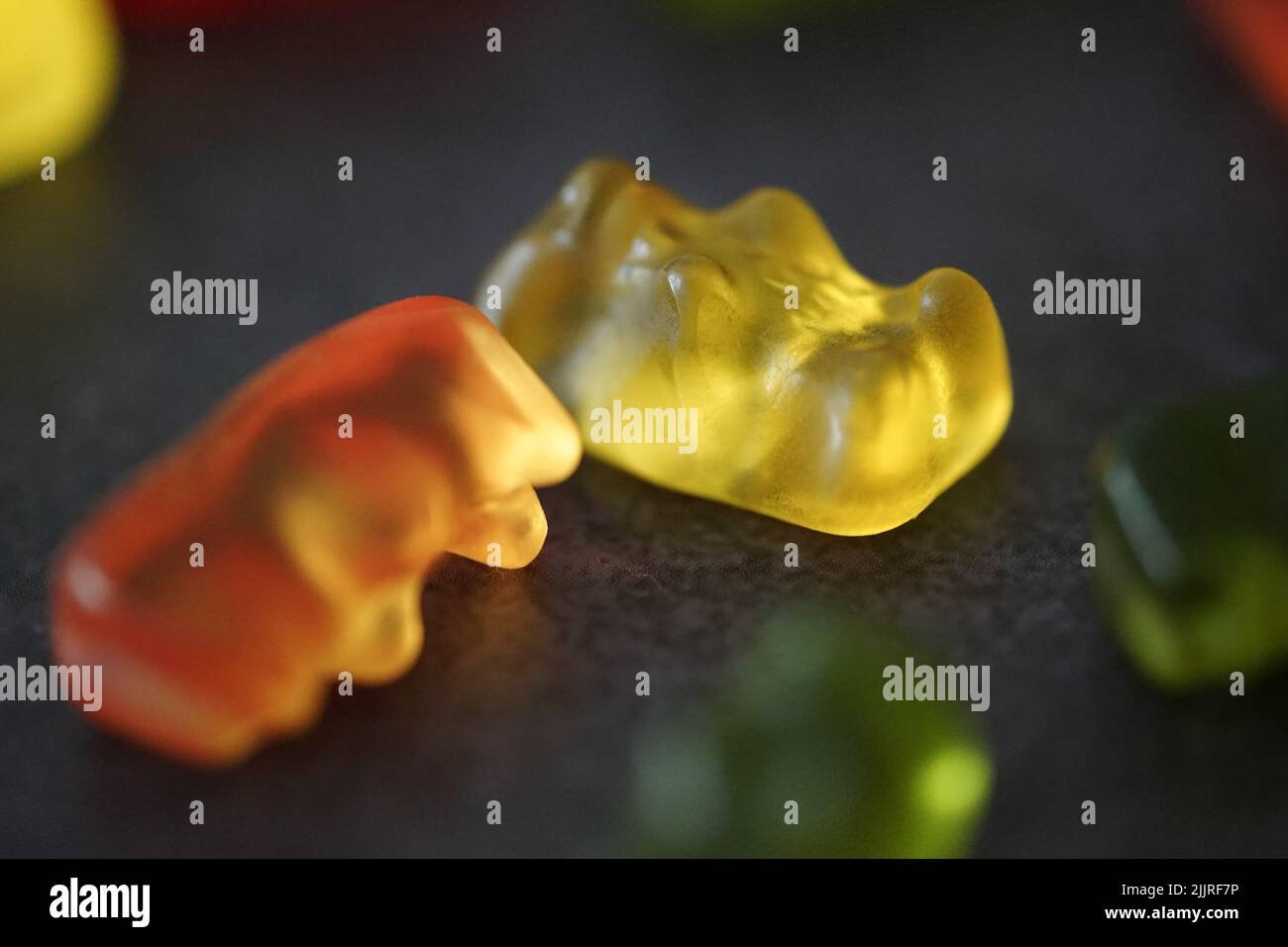 Die bunten Gummibärchen auf der schwarzen Oberfläche Stockfoto