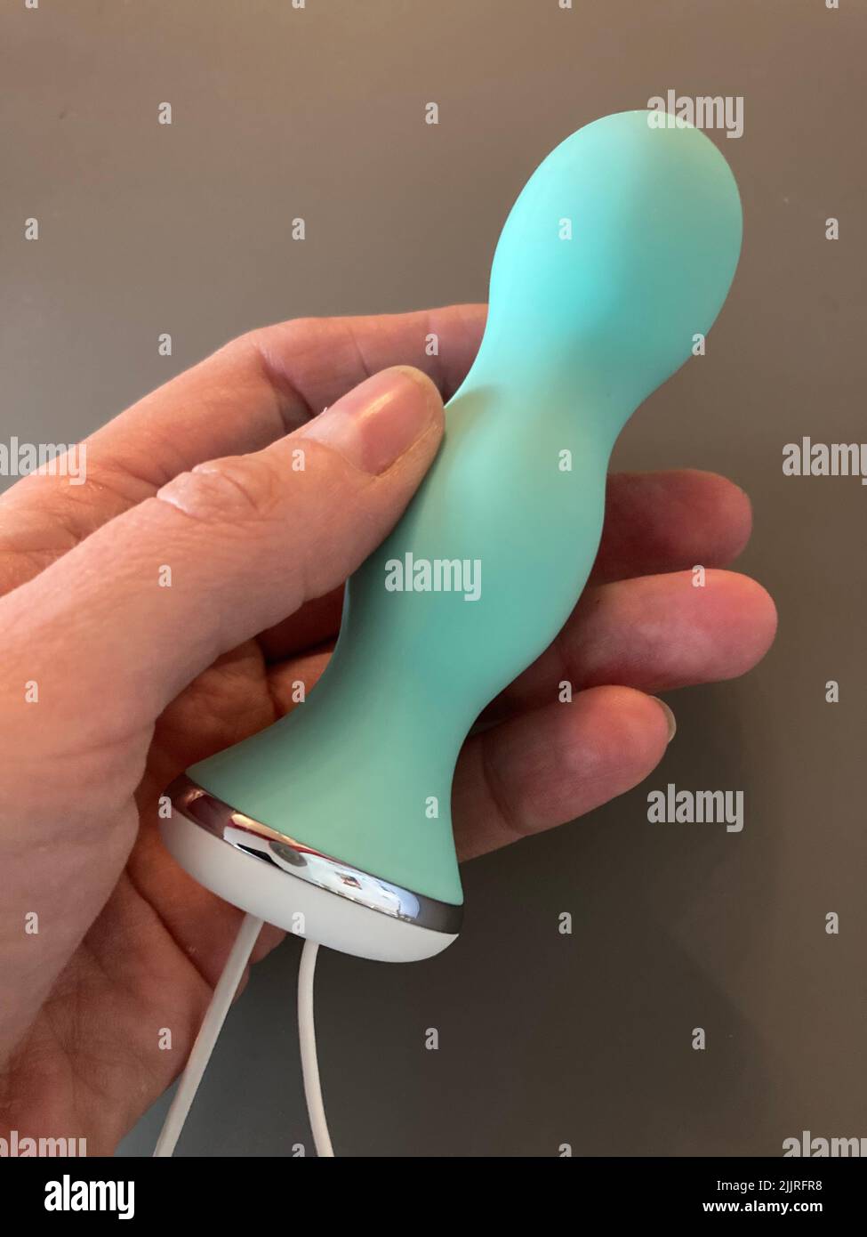PRODUKTION - 20. Juli 2022, Frankfurt/Main: Eine Frau hält ein Trainingsgerät zur Stärkung des Beckenbodens. Das Gerät stellt eine Verbindung zu einer App mit Spielen her. (To dpa 'Steuerung eines Cursers über Beckenboden: Neue Lösungen für alte Probleme') Foto: Sandra Trauner/dpa Stockfoto