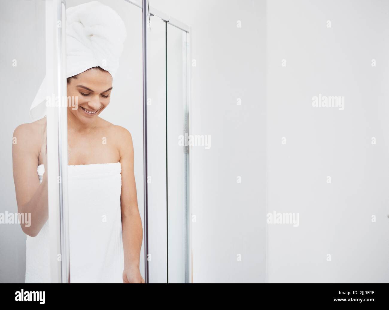 Zeit für etwas Selbstversorgung. Eine junge Frau, die aus der Dusche kommt. Stockfoto