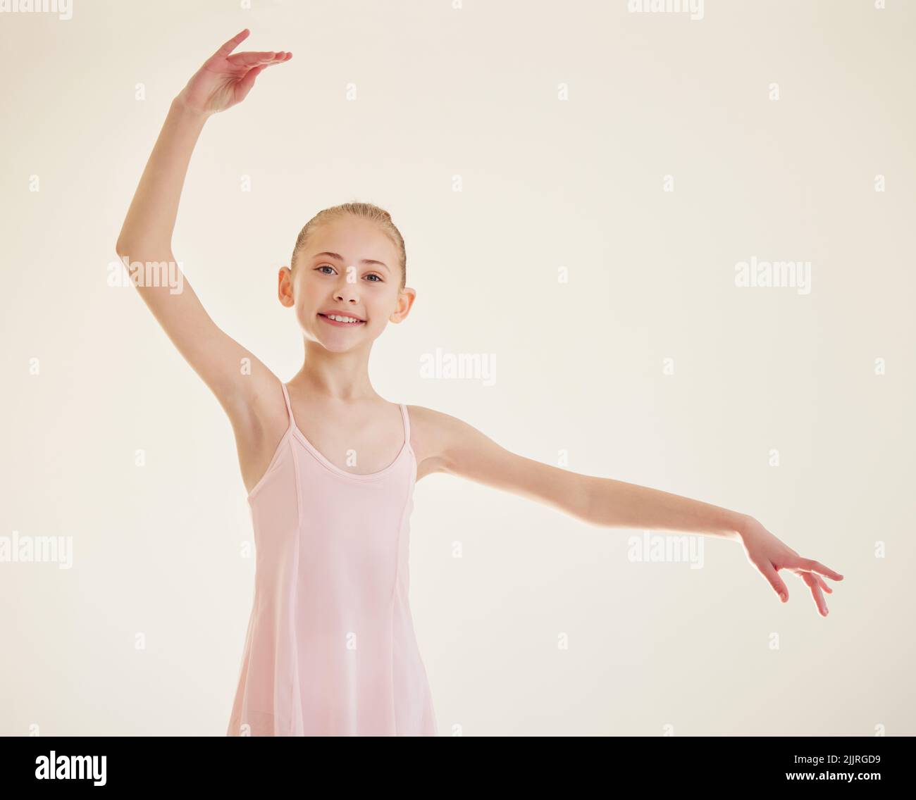 Balletttechnik ist willkürlich und sehr schwierig. Eine junge Ballerina tanzt im Studio. Stockfoto